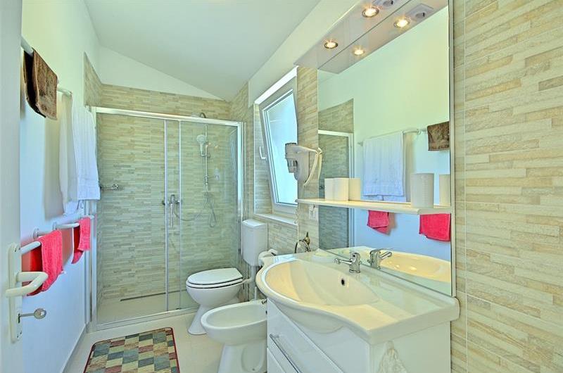 4 bedroom villa with pool near Sveti Lovrec, sleeps 8