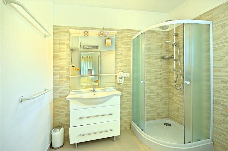 4 bedroom villa with pool near Sveti Lovrec, sleeps 8
