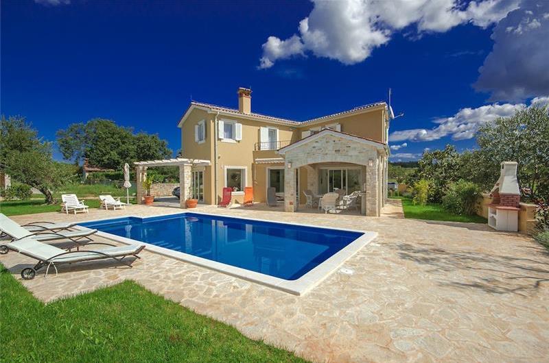 4 bedroom villa with pool near Sveti Lovrec, sleeps 8