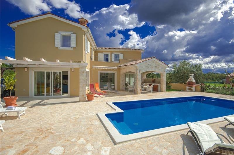 4 bedroom villa with pool near Sveti Lovrec, sleeps 8