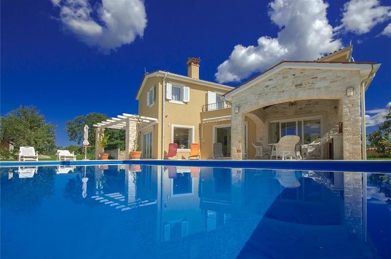 4 bedroom villa with pool near Sveti Lovrec, sleeps 8