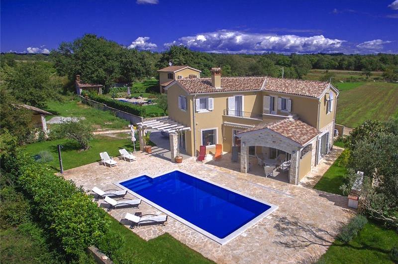 4 bedroom villa with pool near Sveti Lovrec, sleeps 8