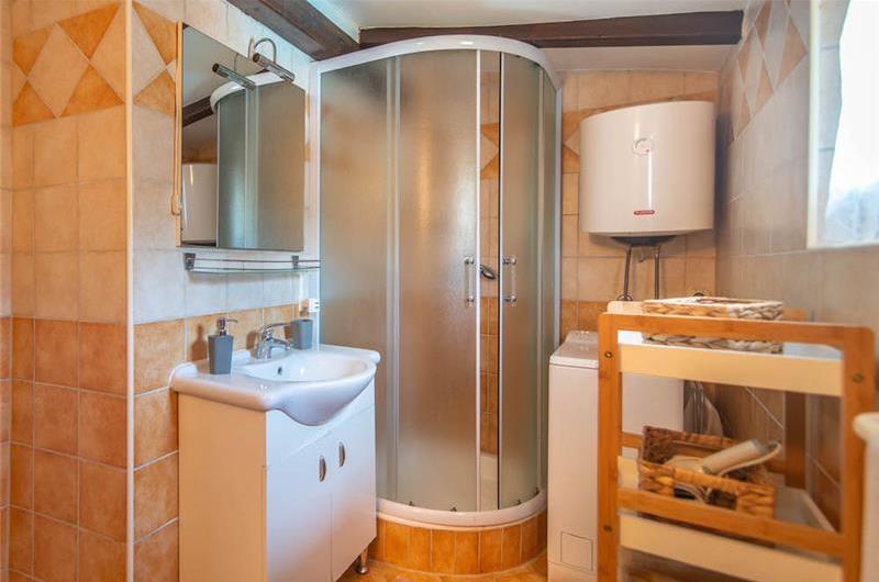 3 bedroom villa with pool near Pula, sleeps 6