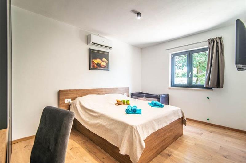 7 bedroom villa with pool in Svetvinčenat, sleeps 14