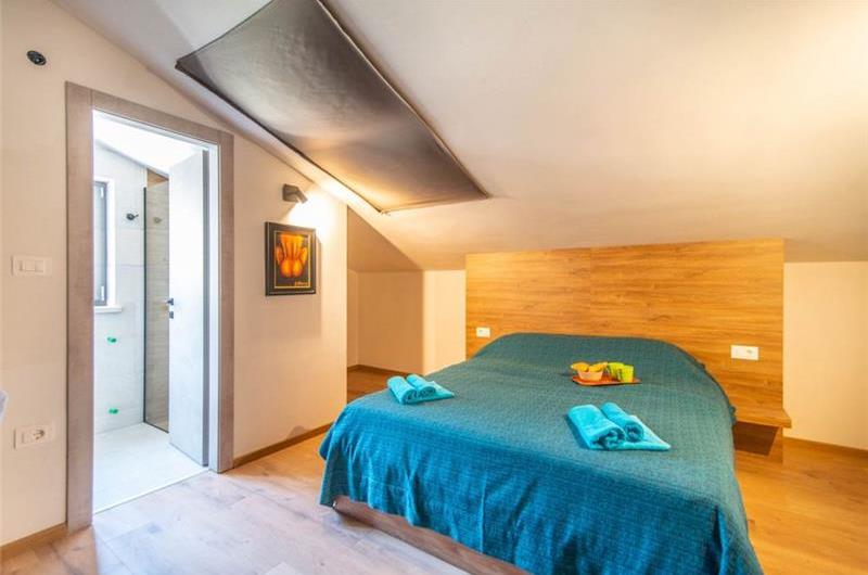 7 bedroom villa with pool in Svetvinčenat, sleeps 14
