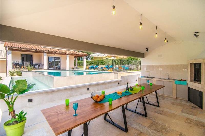 7 bedroom villa with pool in Svetvinčenat, sleeps 14