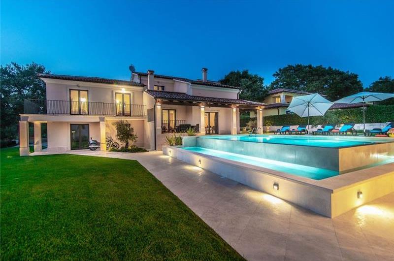 7 bedroom villa with pool in Svetvinčenat, sleeps 14