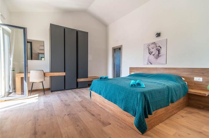 7 bedroom villa with pool in Svetvinčenat, sleeps 14