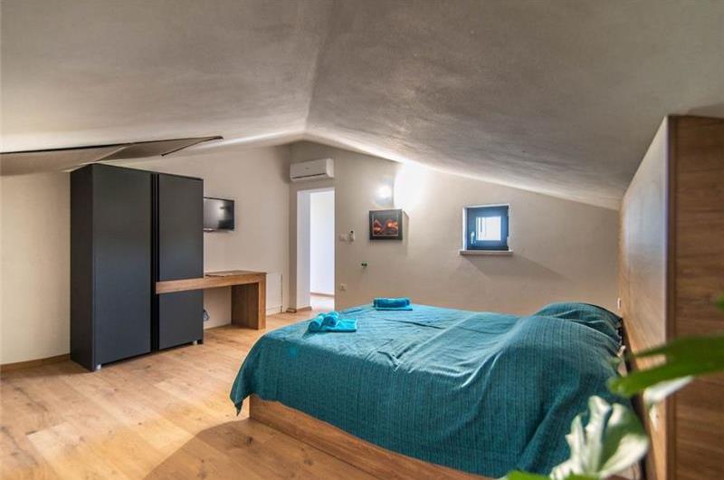 7 bedroom villa with pool in Svetvinčenat, sleeps 14