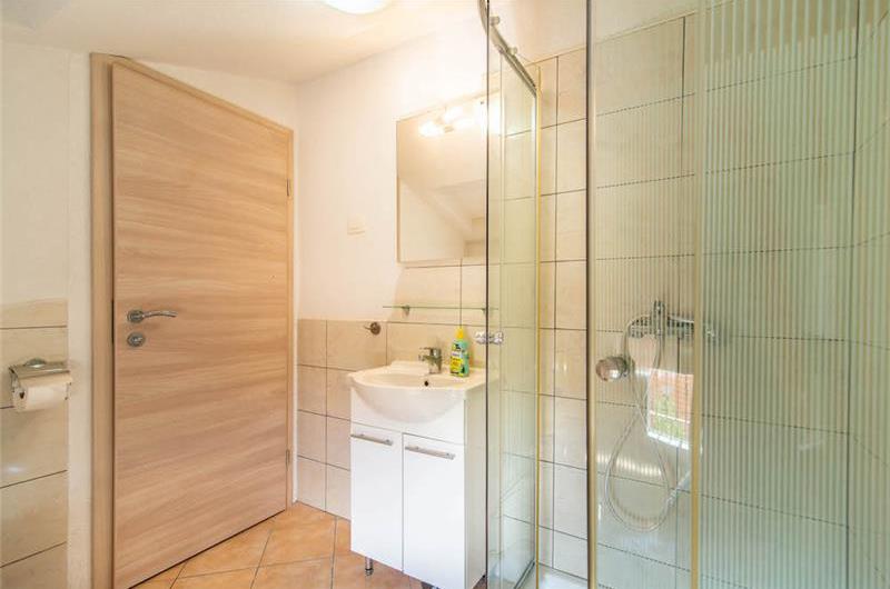 6 bedroom villa with pool near Sveti Lovrec and Poreč, sleeps 12