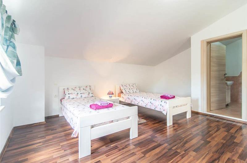 6 bedroom villa with pool near Sveti Lovrec and Poreč, sleeps 12