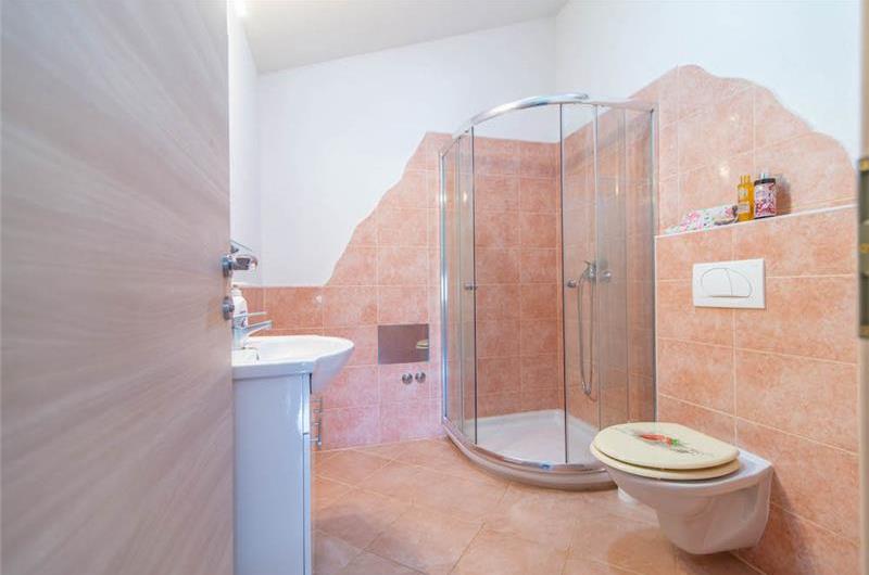 6 bedroom villa with pool near Sveti Lovrec and Poreč, sleeps 12