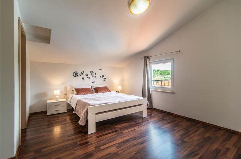 6 bedroom villa with pool near Sveti Lovrec and Poreč, sleeps 12