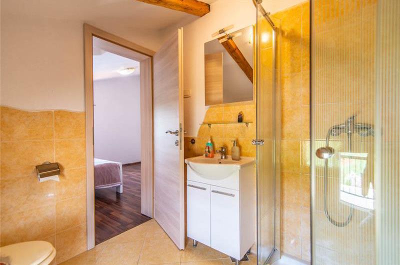 6 bedroom villa with pool near Sveti Lovrec and Poreč, sleeps 12