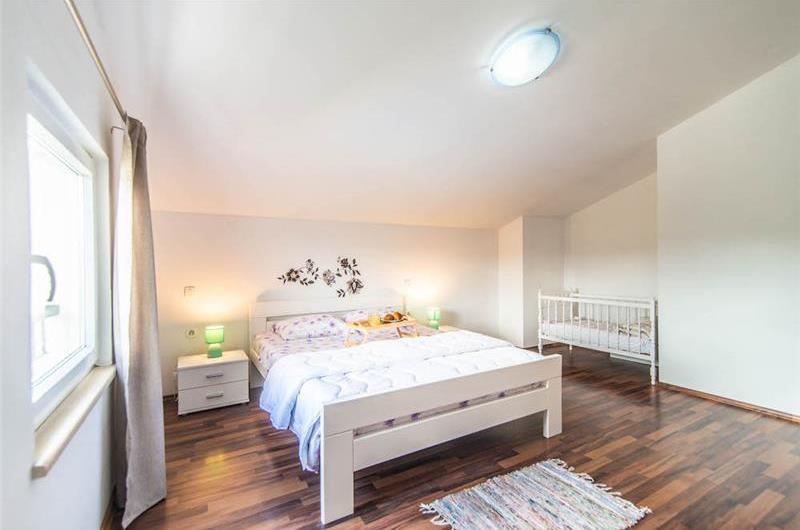 6 bedroom villa with pool near Sveti Lovrec and Poreč, sleeps 12