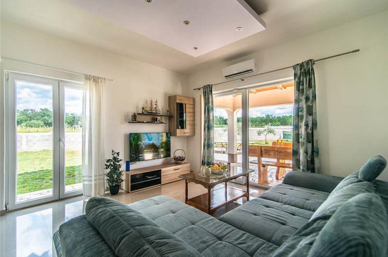 6 bedroom villa with pool near Sveti Lovrec and Poreč, sleeps 12