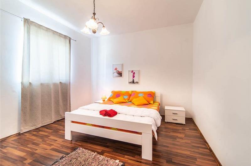6 bedroom villa with pool near Sveti Lovrec and Poreč, sleeps 12
