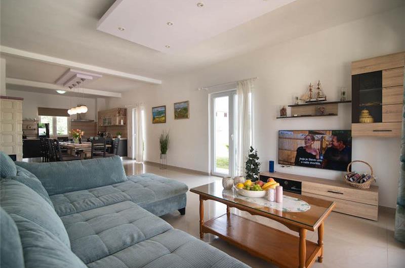 6 bedroom villa with pool near Sveti Lovrec and Poreč, sleeps 12