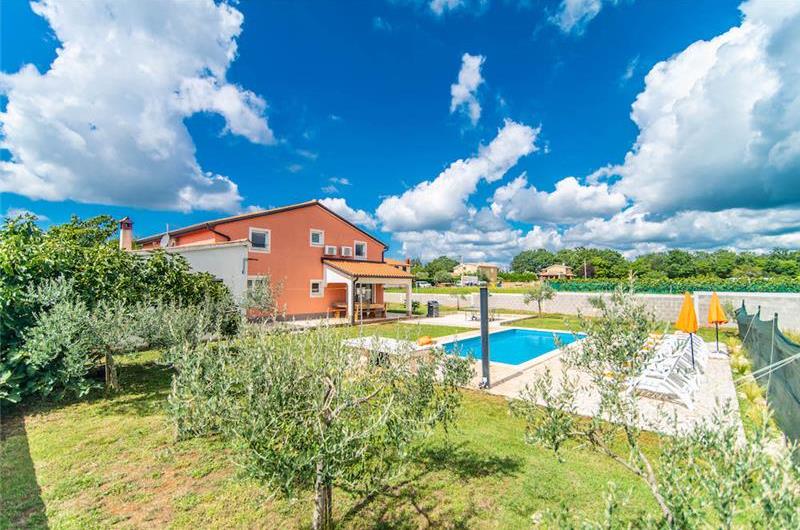 6 bedroom villa with pool near Sveti Lovrec and Poreč, sleeps 12
