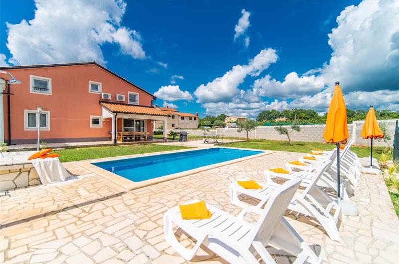 6 bedroom villa with pool near Sveti Lovrec and Poreč, sleeps 12