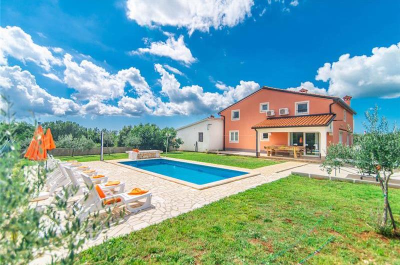 6 bedroom villa with pool near Sveti Lovrec and Poreč, sleeps 12