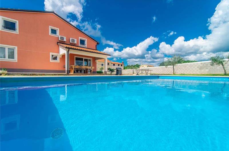 6 bedroom villa with pool near Sveti Lovrec and Poreč, sleeps 12