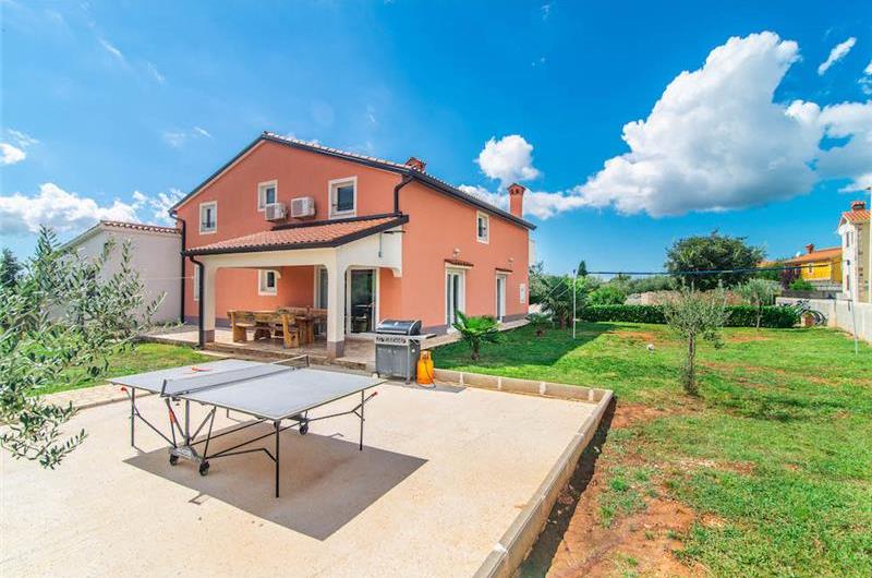 6 bedroom villa with pool near Sveti Lovrec and Poreč, sleeps 12