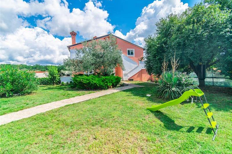 6 bedroom villa with pool near Sveti Lovrec and Poreč, sleeps 12