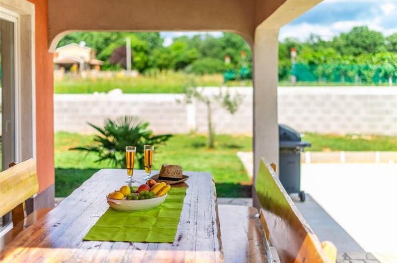 6 bedroom villa with pool near Sveti Lovrec and Poreč, sleeps 12