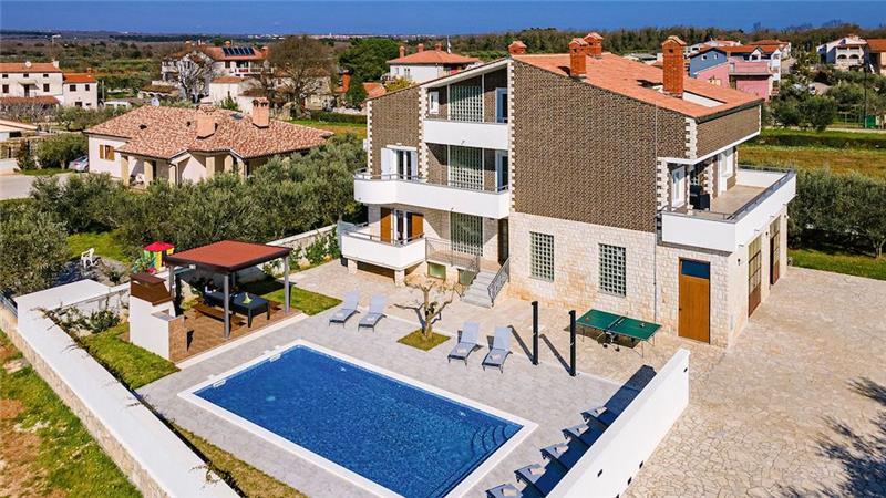 6 bedroom villa with pool near Pula, sleeps 12