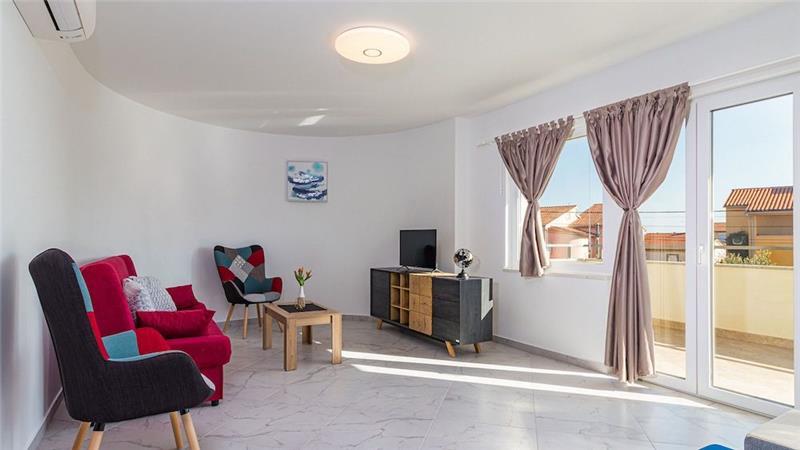 6 bedroom villa with pool near Pula, sleeps 12