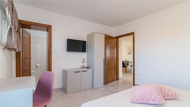 6 bedroom villa with pool near Pula, sleeps 12