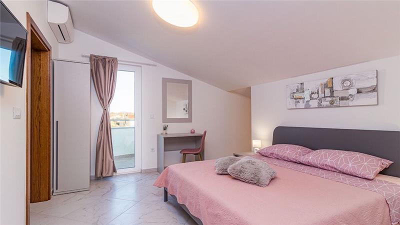 6 bedroom villa with pool near Pula, sleeps 12