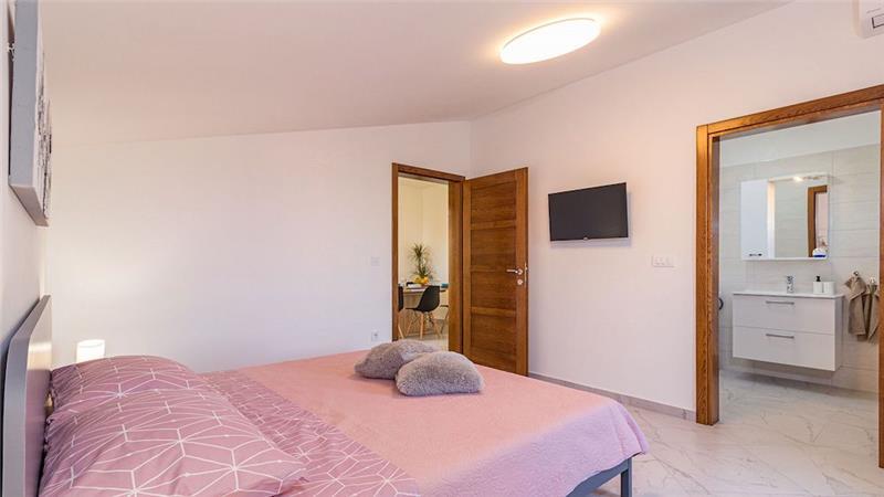 6 bedroom villa with pool near Pula, sleeps 12