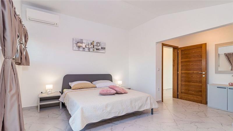 6 bedroom villa with pool near Pula, sleeps 12