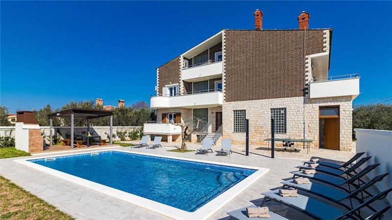6 bedroom villa with pool near Pula, sleeps 12