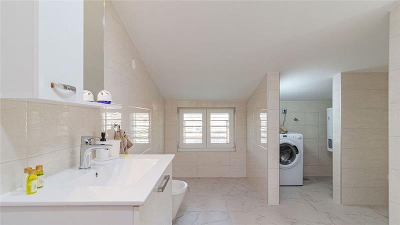 6 bedroom villa with pool near Pula, sleeps 12