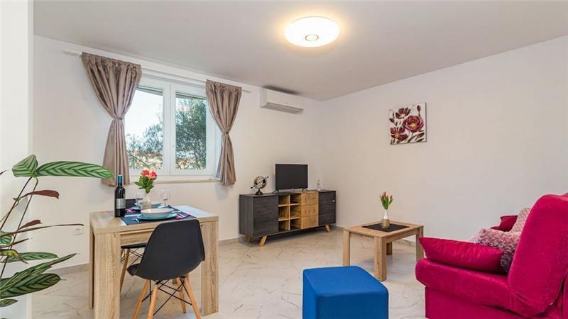 6 bedroom villa with pool near Pula, sleeps 12