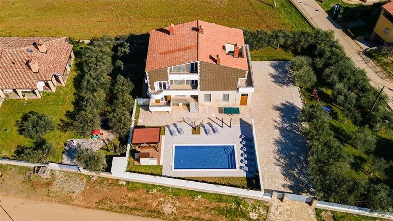 6 bedroom villa with pool near Pula, sleeps 12