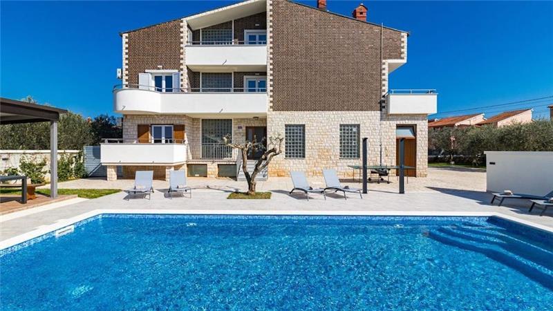 6 bedroom villa with pool near Pula, sleeps 12