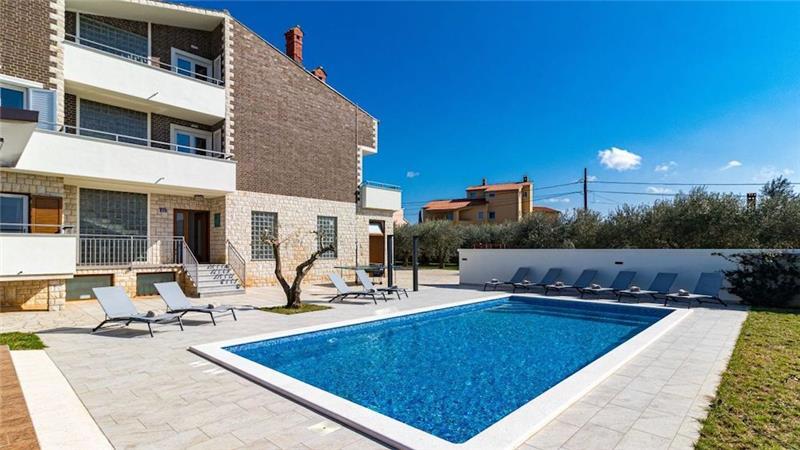6 bedroom villa with pool near Pula, sleeps 12