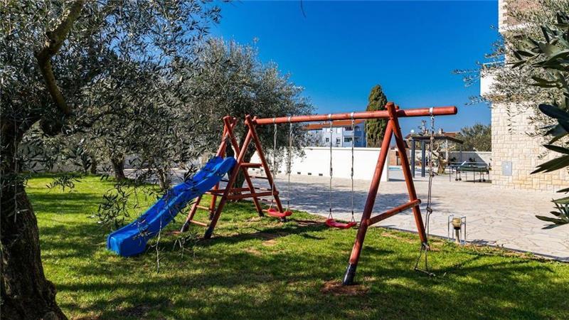 6 bedroom villa with pool near Pula, sleeps 12
