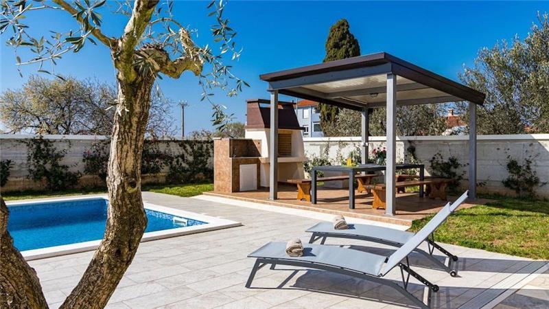 6 bedroom villa with pool near Pula, sleeps 12