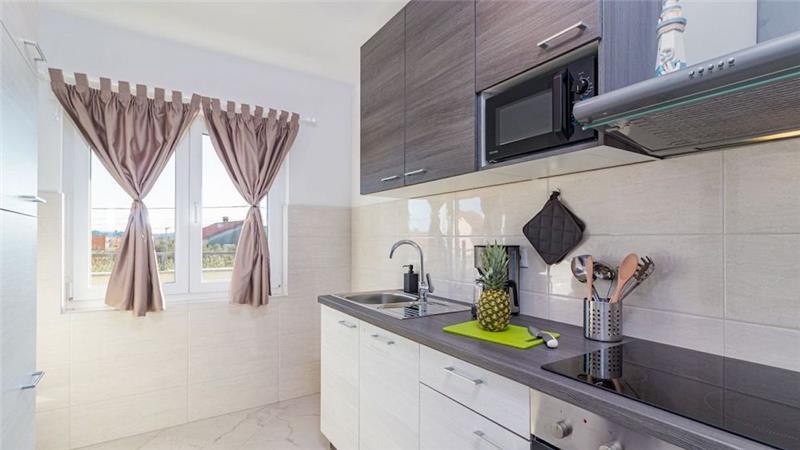 6 bedroom villa with pool near Pula, sleeps 12
