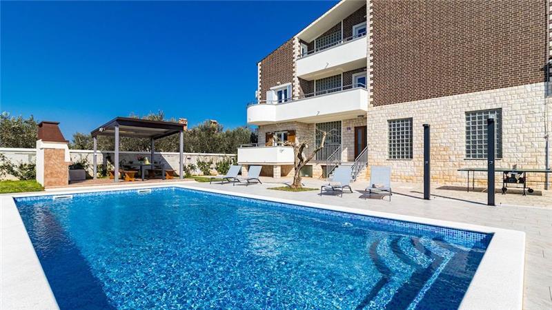 6 bedroom villa with pool near Pula, sleeps 12