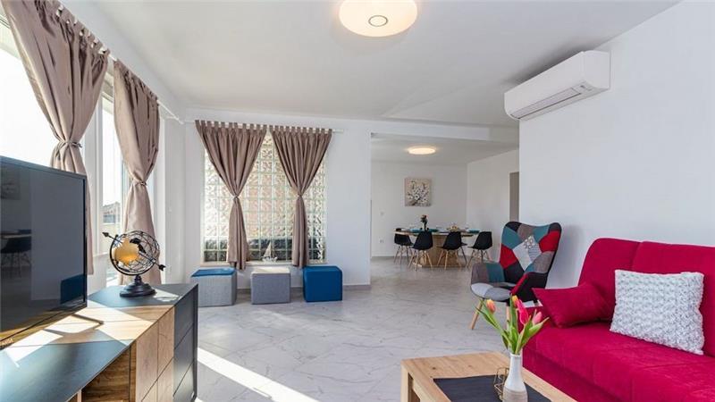 6 bedroom villa with pool near Pula, sleeps 12
