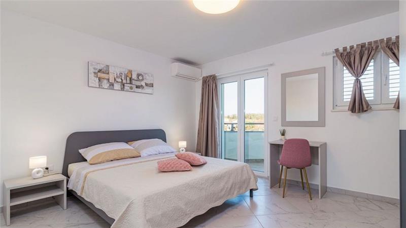 6 bedroom villa with pool near Pula, sleeps 12
