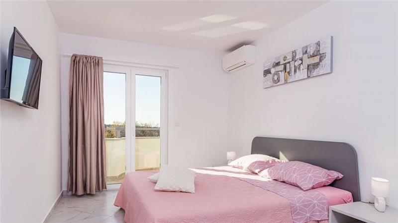 6 bedroom villa with pool near Pula, sleeps 12