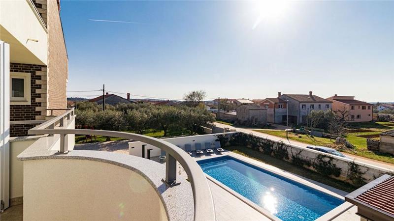 6 bedroom villa with pool near Pula, sleeps 12