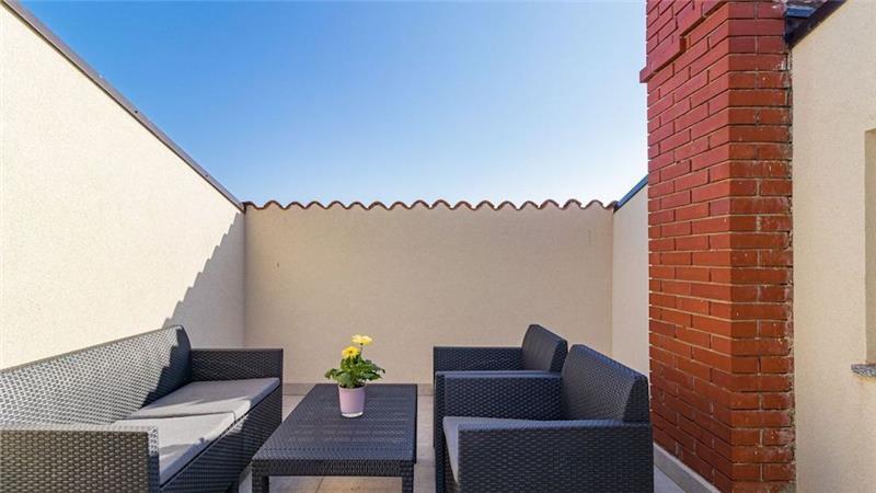 6 bedroom villa with pool near Pula, sleeps 12